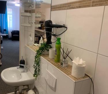 Wittenberge Appartement | Best Preis City Apartment Stadtzentrum Wittenberge Modernes Ambiente max 2 Personen Einzelbetten voll ausgestattet mit Prime und WLAN