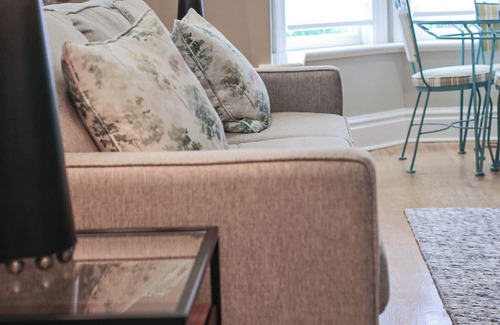 Guelph Lit Et Petit-Déjeuner | Best short term rental in Guelph, Ontario ! Carriage House @ Lornewood Mansion