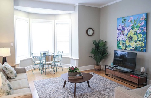 Guelph Lit Et Petit-Déjeuner | Best short term rental in Guelph, Ontario ! Carriage House @ Lornewood Mansion