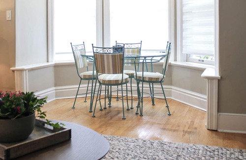 Guelph Lit Et Petit-Déjeuner | Best short term rental in Guelph, Ontario ! Carriage House @ Lornewood Mansion
