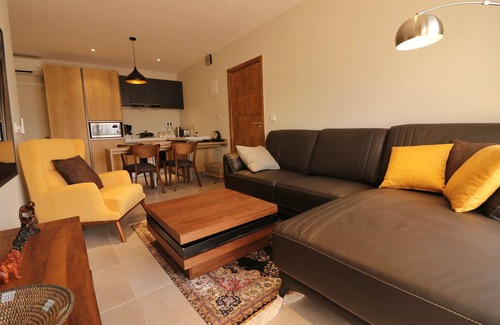 Kololi Appartement | Meilleur appartement de 2 chambres avec piscine, netflix et près de la plage