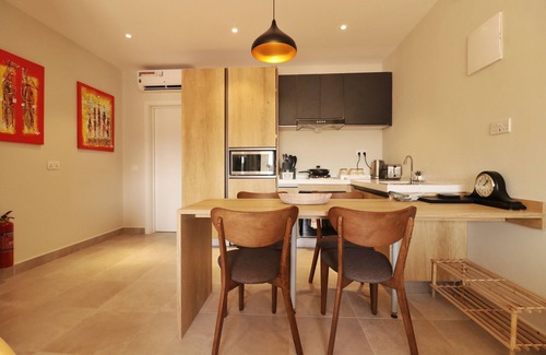 Kololi Appartement | Meilleur appartement de 2 chambres avec piscine, netflix et près de la plage