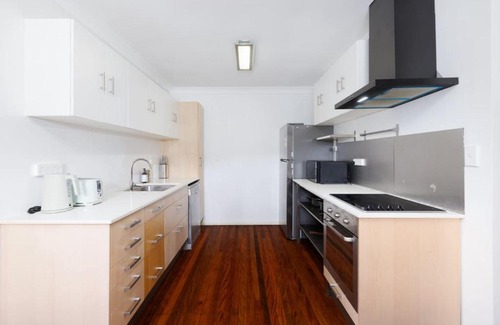 Nathan Maison | Best Value 4Beds Home Near Shops, Cafes and Forest