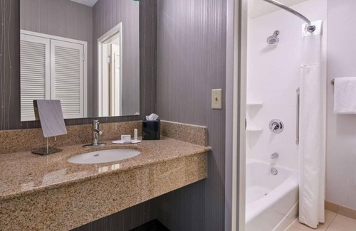 Eden Prairie Station Balnéaire | Best Value, Quality Stay! Pets Allowed with Fee, Indoor Pool, Private Parking!