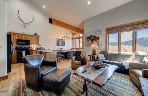 Big Sky Copropriété | Best Views in Big Sky! 3-bedrooms with Private Hot Tub! Walk to Ski Shuttle!