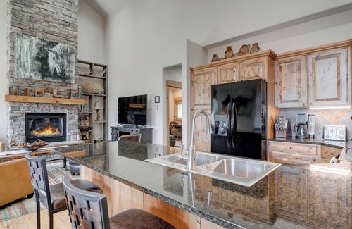 Big Sky Copropriété | Best Views in Big Sky! 3-bedrooms with Private Hot Tub! Walk to Ski Shuttle!