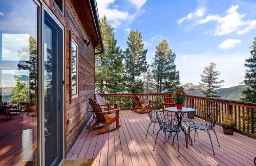 Evergreen Maison | BEST VIEWS! Luxury Mountain Home - Saltwater HotTub, Firepit, BBQ- Close to Trails, Red Rocks