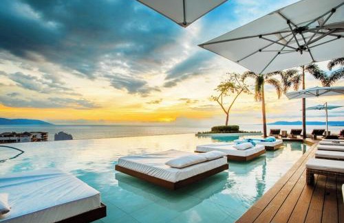 Alta Vista Appartement | BEST Views of PV-Banderas Bay from Rooftop Infinity Pool-Luxury Condo