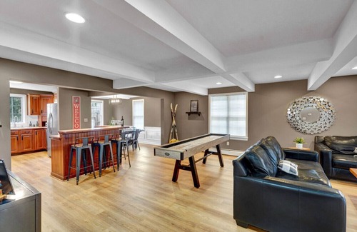 Ellicottville Appartement | Best Village Location! Firepit/Games/Bar/Yard/Outdoor Movie Theater/Etc.