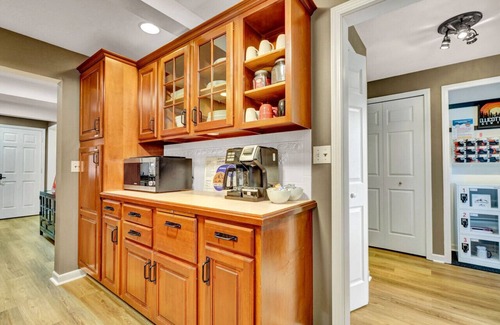 Ellicottville Appartement | Best Village Location! Firepit/Games/Bar/Yard/Outdoor Movie Theater/Etc.