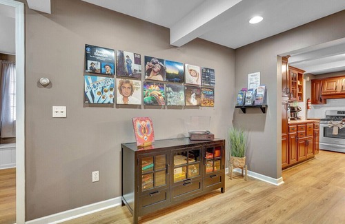 Ellicottville Appartement | Best Village Location! Firepit/Games/Bar/Yard/Outdoor Movie Theater/Etc.