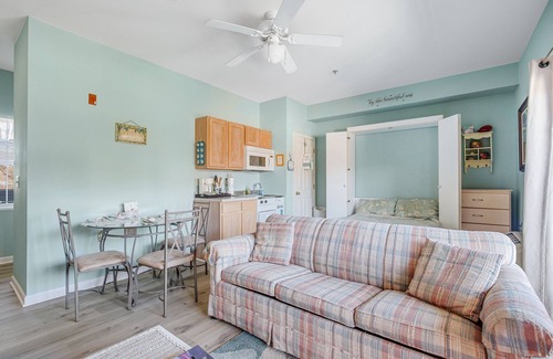 Bethany Beach Copropriété | Bethany Beach Inn suite close to beach with free WiFi, central AC, & balcony