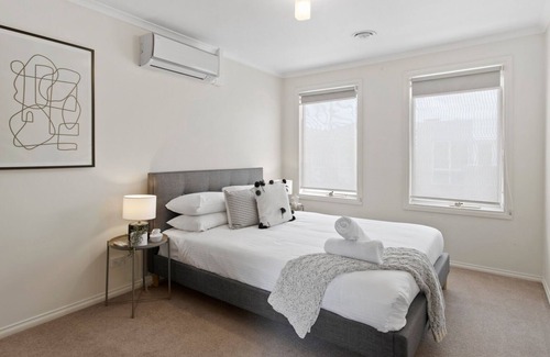 Malvern East Maison | Bethany in Malvern by Ready Set Stay - WIFI, full linen and towels