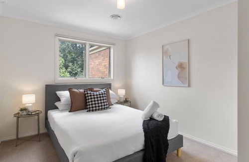 Malvern East Maison | Bethany in Malvern by Ready Set Stay - WIFI, full linen and towels