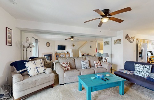 Ocean View Maison | Bethany Marina dog friendly bayfront townhouse w/pool, balcony, grill