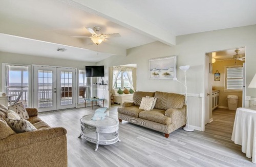 Bermuda Beach Maison | Betsy's Beachfront Cottage