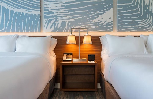 Central Beach Hôtel | CHAQUE SEJOUR! 2 UNITÉS MODERNES POUR 8, PISCINE, HOT TUB