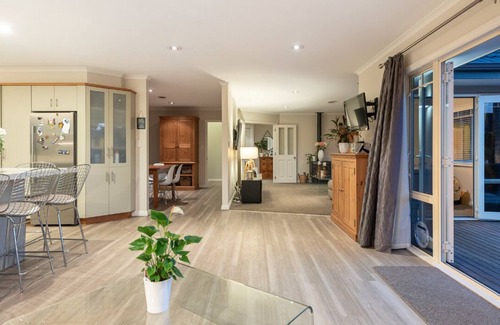 Papamoa Beach Maison | Better than a resort! Swimming pool, spa, pool-table. Walk to beach,shops,cafes.