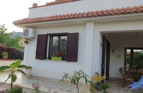 Partanna Villa | Il Roseto di Betty, appartement avec jardin dans villa deux élévations