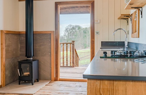 Lydney Cabine | Betty Shepherd's Hut - sleeps 2 guests in 1 bedroom