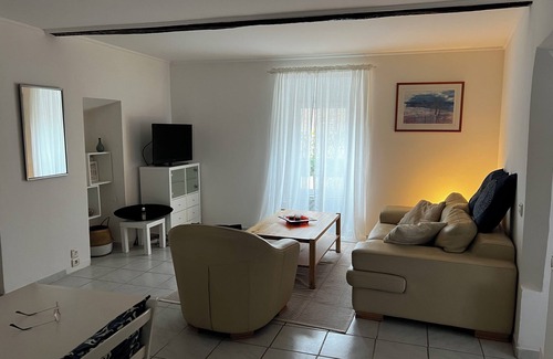 Le Broc Appartement | Between sea and mountains, 2-room apartment close to shops and parking.
