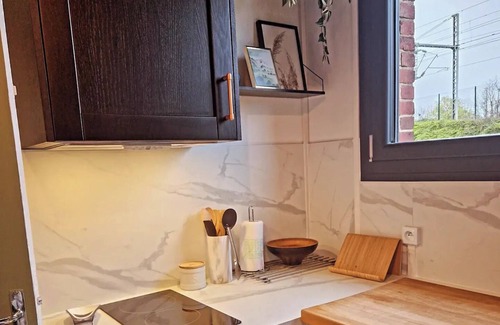 Oissel Maison | Entre gare et Seine Maison familiale rénovée. Animaux de compagnie acceptés!