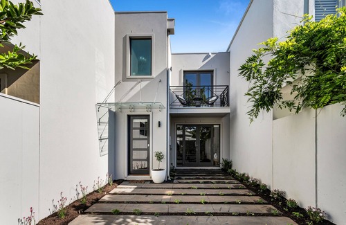 South Yarra Maison | Bev's Retreat by Ready Set Stay - peaceful retreat and close to all attractions.