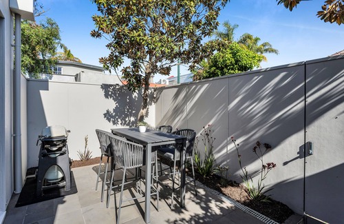 South Yarra Maison | Bev's Retreat by Ready Set Stay - peaceful retreat and close to all attractions.