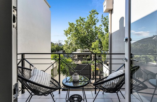 South Yarra Maison | Bev's Retreat by Ready Set Stay - peaceful retreat and close to all attractions.