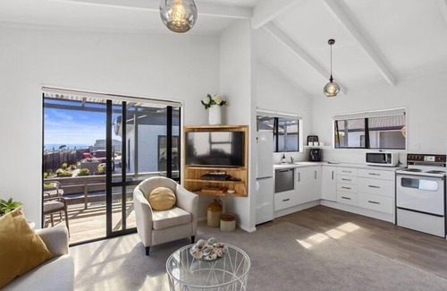 Whangamata Maison | Base: 2 (No extra guests allowed) 302 The Drive, Whangamata