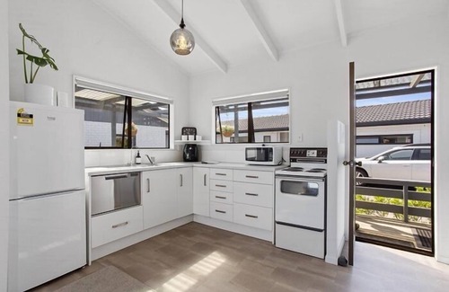 Whangamata Maison | Base: 2 (No extra guests allowed) 302 The Drive, Whangamata