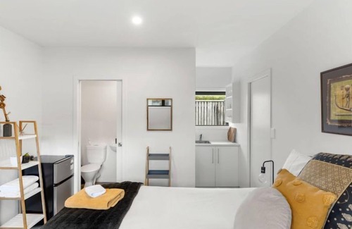 Whangamata Maison | Beverley Hills Studio Apartment