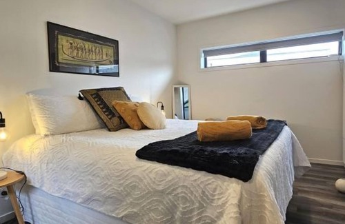 Whangamata Maison | Beverley Hills Studio Apartment