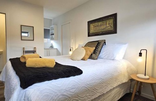 Whangamata Maison | Beverley Hills Studio Apartment