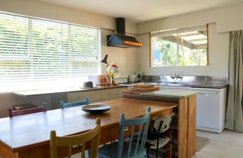 Whangamata Maison | Beverley Tce Bach, tropical, funky et spacieux.