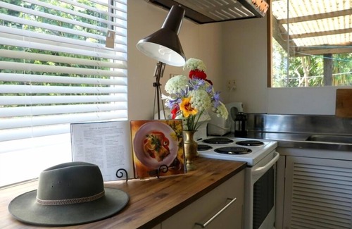 Whangamata Maison | Beverley Tce Bach, tropical, funky et spacieux.