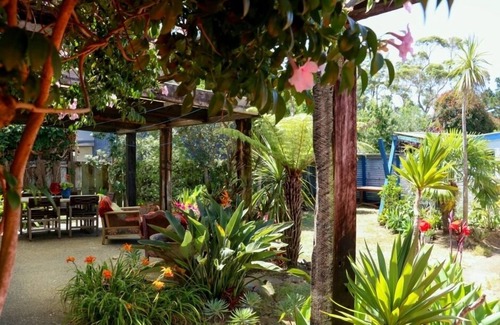 Whangamata Maison | Beverley Tce Bach, tropical, funky et spacieux.