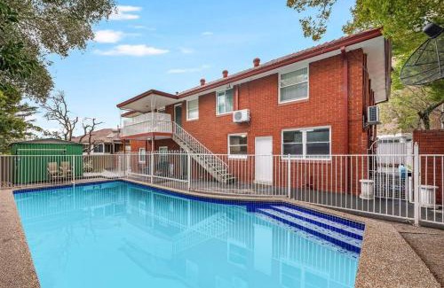 Bexley North Appartement | Bexley near Train Shopping Airport with Pool 11ppl Ground Floor