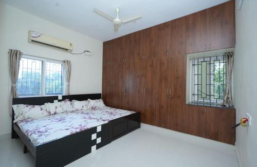 Tiruchanur Appartement | Bhakti Bliss Homestay - New Spacious and luxurious 3BHK with AC, WiFi and Android TV- 5mins From Highway Upto 20 Guests