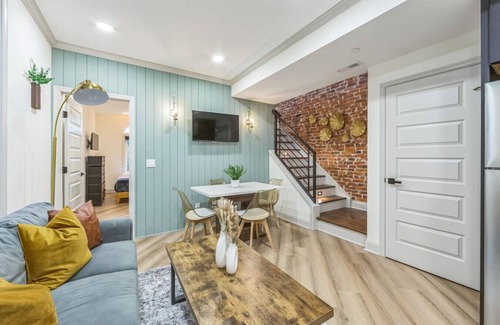 North Philadelphia West Appartement | Bi-Level 2/2 w/Rooftop | Sleeps 12 | 10 min to DT