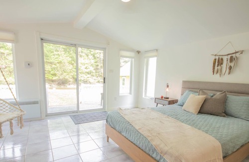 Compton Chalet De Ski | BIA Chalet - Apple Red