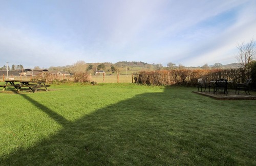 Newcastle-on-Clun Cottage | BICTON COTTAGE, pet friendly, avec feu ouvert à Clun, Ref 983286
