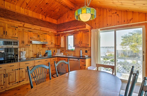 Biddeford Pool Maison | Coastal Biddeford Accueil w / terrasse et vue sur l'océan!