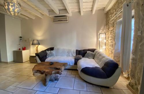 Fourques Maison | Bienvenue au 6 - Calme et charme de la pierre.