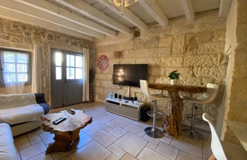 Fourques Maison | Bienvenue au 6 - Calme et charme de la pierre.