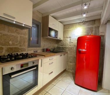Fourques Maison | Bienvenue au 6 - Calme et charme de la pierre.