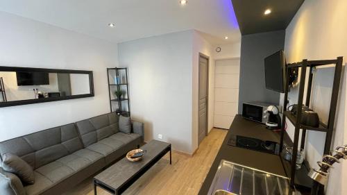 Dole Appartement | Bienvenue chez vous "appartement classé 2 étoiles en RDC avec espace extérieur et parking"