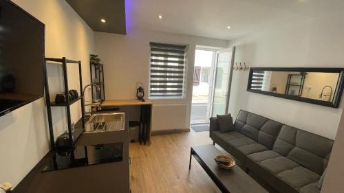 Dole Appartement | Bienvenue chez vous "appartement classé 2 étoiles en RDC avec espace extérieur et parking"