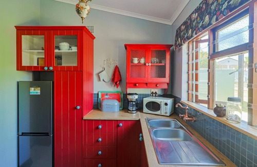 Kleinmond Cottage | Bietjie Sjiek – A Charming Coastal Escape in Kleinmond