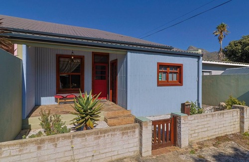 Kleinmond Cottage | Bietjie Sjiek – A Charming Coastal Escape in Kleinmond